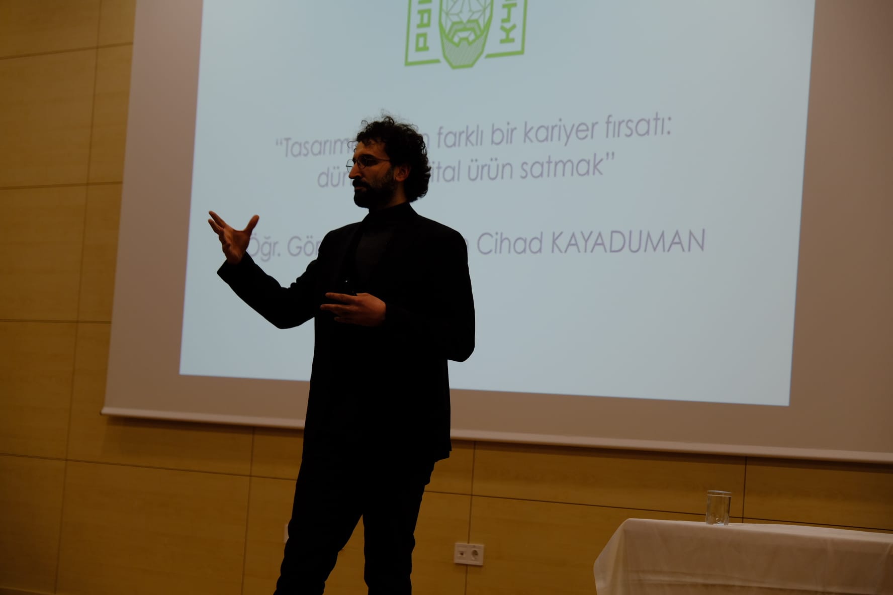 İkaf'22: Tasarımcılar İçin Farklı Bir Kariyer Fırsatı: Dünyaya Dijital Ürün Satmak etkinliğinden bir kare